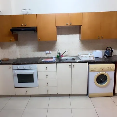 Larnaca Beach Apartment * لارنكا