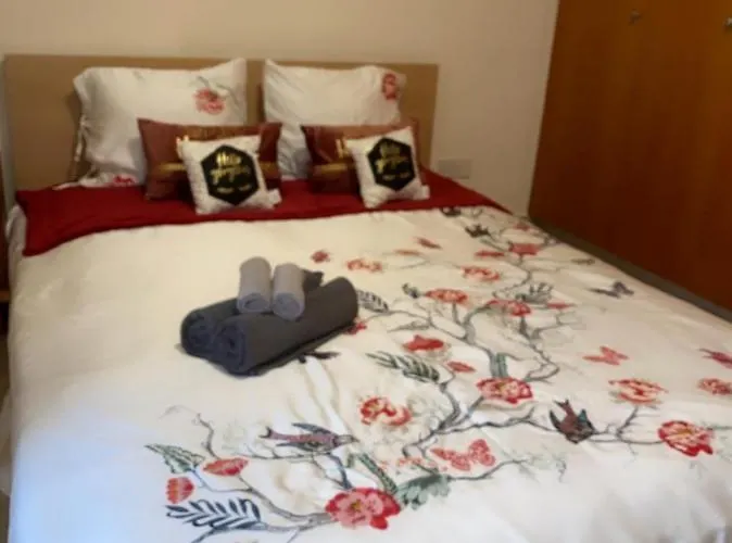 Larnaca Beach Apartment דירה *